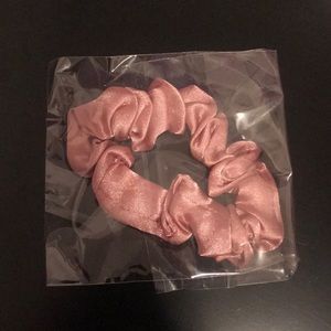 🌟FREE w/$30+ Purchase🌟Unbranded Pink Blush Satin like Hair Scrunchie Ponytail